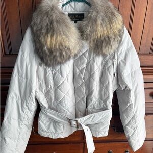 Elegant White Quilted Jacket with Faux Fur Collar